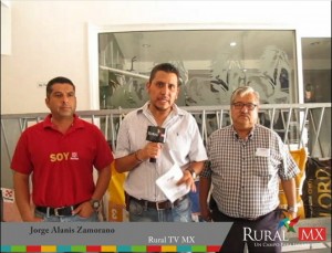 Izquierda MVZ Emir Pérez del CEDIS Purina Mérida, a la derecha MVZ Gustavo Galán representante de Purina México